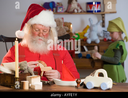 Santa Claus Blick auf Spielzeug Stockfoto