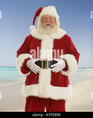 Weihnachtsmann am Strand lachen Stockfoto