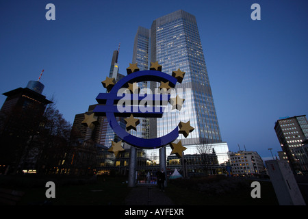 EURO-Zeichen vor der Europäischen Zentralbank in Frankfurt am Main Deutschland Stockfoto