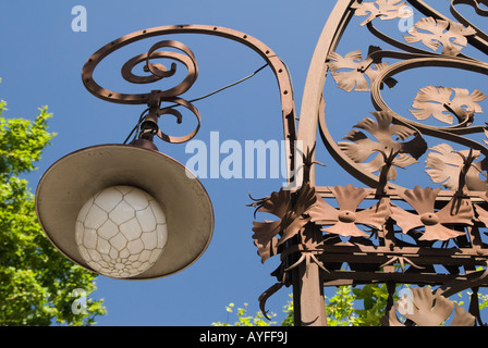 Jugendstil-Straßenlaterne in Barcelona Stockfoto