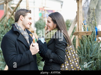 Paar Lächeln einander an Stockfoto