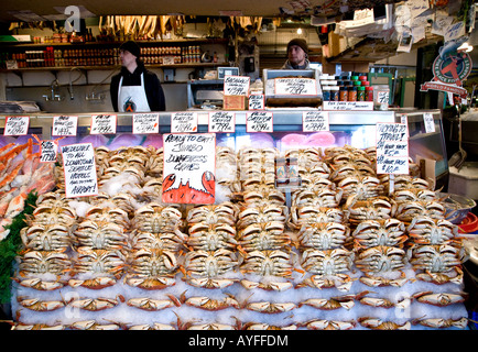 Seattle Washington State USA Fish Stall Pike Place Market Dungeness Krabben Garnelen Shell Fisch Stockfoto