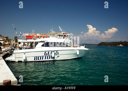Glasboden Boot vor Anker, Nidiri Hafen, Hafen, griechischen Ionischen Insel Lefkada, Lefkas, Griechenland, EU Europäische Union, Europa Stockfoto