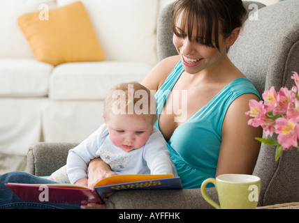 Mutter und Baby Buch betrachten Stockfoto