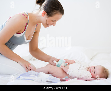 Mutter von wechselnden Babywindel Stockfoto