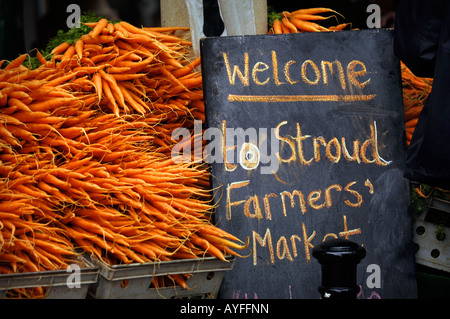 EIN WILLKOMMEN ZEICHEN AUF DEM BAUERNMARKT IN STROUD GLOUCESTERSHIRE UK Stockfoto