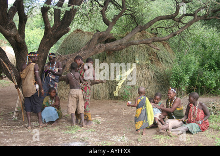 Afrika Tansania Lake Eyasi A Gruppe von Hadza Frau in traditioneller Kleidung einen kleinen Stamm der Jäger und Sammler AKA Hadzabe Stamm Stockfoto