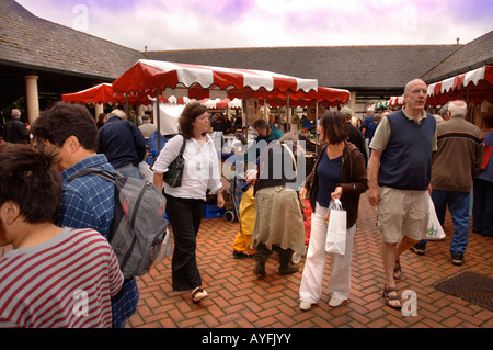 DER BAUERNMARKT AM CORNHILL MARKTPLATZ IN STROUD GLOUCESTERSHIRE UK Stockfoto