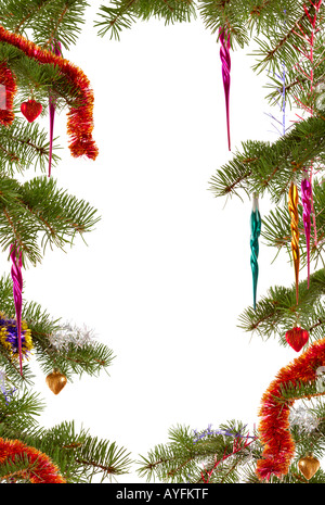 Dekorative Weihnachts Rahmenhintergrund aus dekoriert Xmas Baum Zweige isoliert auf weißem Rand Weihnachtskarte Stockfoto