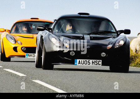Lotus Exige Cars fahren auf der offenen Straße auf den North Yorkshire Moors. UK Stockfoto