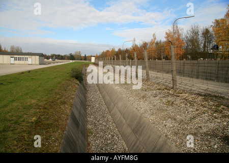 Ein gepflegte Abschnitt des Stacheldrahtes Zaun um den ehemaligen deutschen Konzentrationslager in Dachau, München, Deutschland. Stockfoto