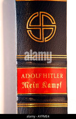 Wirbelsäule von 1939-Ausgabe von Mein Kampf von Adolf Hitler mit Hakenkreuz-Logo Stockfoto