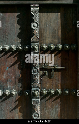 Afrika Tansania Sansibar Stone Town Morgensonne leuchtet kunstvoll geschnitzten Holztür in engen Gasse Stockfoto