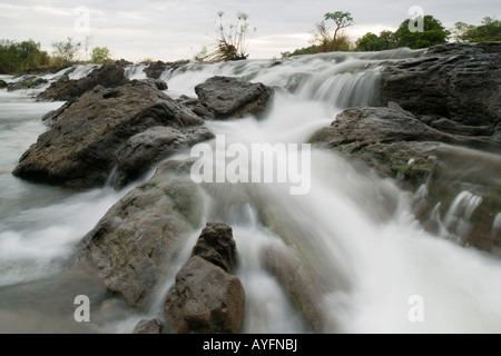 Afrika-Namibia-The Okavango-Fluss fließt über Popa Fälle in der Abenddämmerung im Caprivi-Streifen Stockfoto