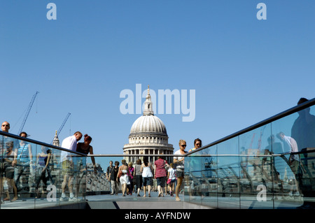 die Millennium Bridge in der Nähe von St Pauls Cathedral, London Stockfoto