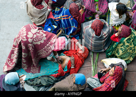 Indien HARIDWAR Inderinnen Pilger tragen bunte Saris, während sie darauf warten, den Hindu Tempel in Har Ki Pauri Ghat Stockfoto