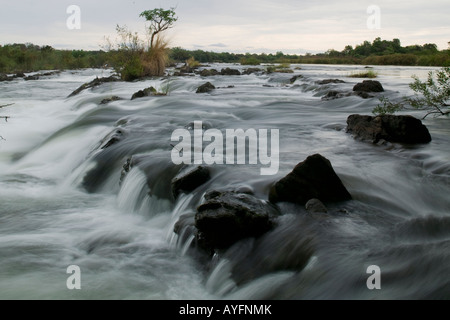 Afrika-Namibia-The Okavango-Fluss fließt über Popa Fälle in der Abenddämmerung im Caprivi-Streifen Stockfoto