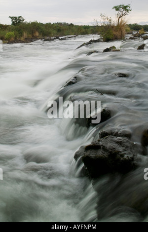 Afrika-Namibia-The Okavango-Fluss fließt über Popa Fälle in der Abenddämmerung im Caprivi-Streifen Stockfoto