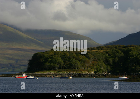 Der Blick von der Insel Ulva in die Berge von Mull, Schottland Stockfoto