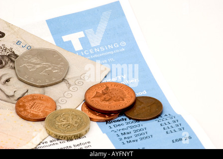 UK TV-Lizenz mit Geld Stockfoto