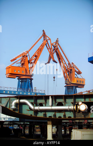 Krane über Schiffbau Hof, Chengxi Shipyard, China Stockfoto