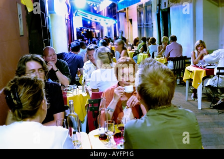 Perpignan Frankreich, Menschenmenge Frauen, gemeinsames Essen im französischen Restaurant auf der Bürgersteig Terrasse Dining Night, überfüllte Restaurantterrasse Stockfoto