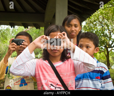 Indonesische Studenten fotografieren im Prambanam, Java, Indonesien Stockfoto