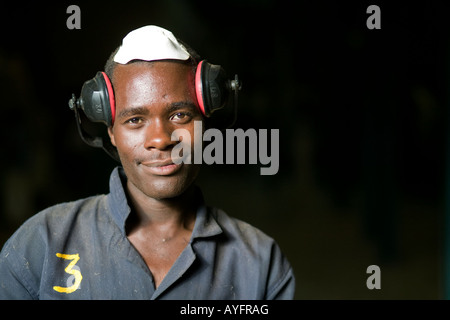 Afrika Kenia Ruira Herr Porträt des Arbeiters in Sortieranlage beim Entladen Taschen von reif Arabica-Kaffeebohnen während der Ernte Stockfoto