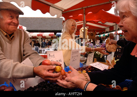 EIN STANDBESITZER ZEIGT SEINE FRISCHE PRODUKTE AUF DEM BAUERNMARKT IN STROUD GLOUCESTERSHIRE UK Stockfoto