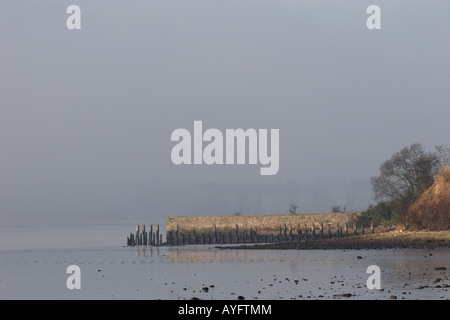 Die Ruinen von Kennet Pow, löscht Kennetpans an der Mündung der Forth als einen frühen Morgennebel einfrieren. Stockfoto