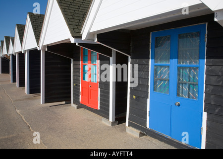 Eine Reihe von geschlossenen Strandhütten in Boscombe Stockfoto