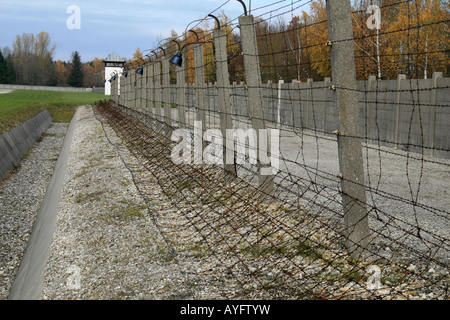 Ein gepflegte Abschnitt des Stacheldrahtes Zaun um den ehemaligen deutschen Konzentrationslager in Dachau, München, Deutschland. Stockfoto