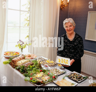renommierten Koch und Hotelier Myrtle Allen mit einigen ihrer Kreationen in Ballymaloe, Cork, Irland Stockfoto