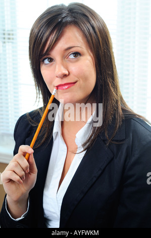Geschäftsfrau tief In Gedanken mit einem Bleistift Stockfoto
