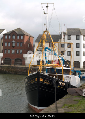 Modernes Wohnen am Wasser und traditionelle Fischerboote bei Maryport Cumbria UK Stockfoto