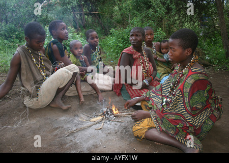 Afrika Tansania Lake Eyasi A Gruppe von Hadza Frau in traditioneller Kleidung einen kleinen Stamm der Jäger und Sammler AKA Hadzabe Stamm Stockfoto