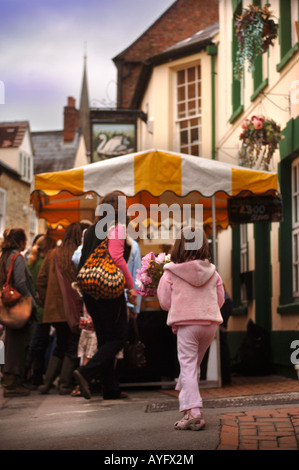 DER FARMERS MARKET IN DER NÄHE VON THE SWAN INN IN STROUD GLOUCESTERSHIRE UK Stockfoto