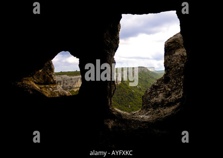 Blick aus dem Fenster der alten Wohnung geschnitten In Rock Eski-Kermen die Krim Stockfoto