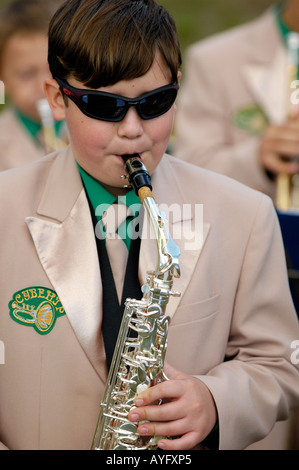 Junge Jazzer lustige junge Musiker in Sonnenbrille Saxophon spielen Stockfoto