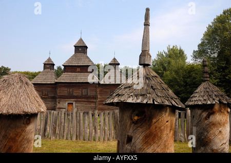 Alten ukrainischen Kirche und Imkerei Hof Ukraine Osteuropa Reisen Stockfoto