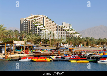 Eilat, Dan Hotel mit Vergnügen Boot Zentrum oder Center, Strand & Sonne & Promenade im Vordergrund mit roten Meer Stockfoto