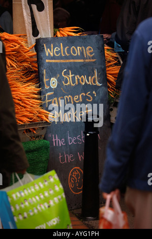 EIN WILLKOMMEN ZEICHEN AUF DEM BAUERNMARKT IN STROUD GLOUCESTERSHIRE UK Stockfoto