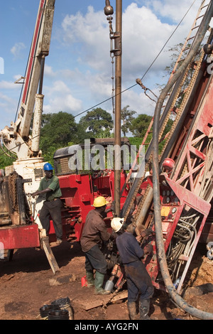 Explorationsbohrungen Kern mit RC drill Rig im Busch, Oberfläche Goldmine, Ghana, Westafrika Stockfoto