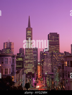 Retro-Bild von San Francisco Innenstadt mit Stadtbeleuchtung an Dämmerung mit TransAmerica Pyramide und Innenstadt Straßen California State USA Stockfoto