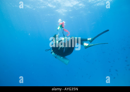 Afrika Tansania Sansibar Matemwe Bay Scuba Dive Master bläst Sicherheit Marker beim Anflug auf Oberfläche im Indischen Ozean Stockfoto