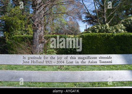 Anmeldung für Jane Holland am Denkmal-Bank mit Blick auf den Fluss Themse in Richmond nach Themse, Surrey, england Stockfoto