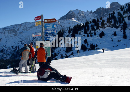 Skifahrer und Snowboarder auf den Pisten im Skigebiet Courchevel 1650 Frankreich Stockfoto