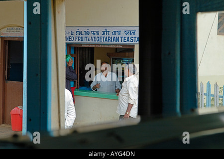 Indien, Tamil Nadu. Der Nilgiri Mountain Railway bei einem Tee-Halt zwischen Coonoor und Ooty. Stockfoto