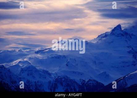 Ein Nachmittag Sturm die östliche Flanke des Mount Rainier in Washington State Little Tahoma trifft ist der Fels in der rechten Spalte Stockfoto