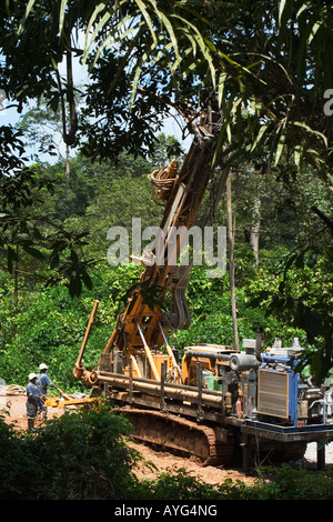 Explorationsbohrungen Kern mit RC drill Rig im Busch, Oberfläche Goldmine, Ghana, Westafrika Stockfoto